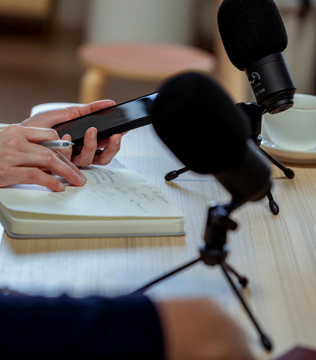 taking notes with mobile phone and microphone