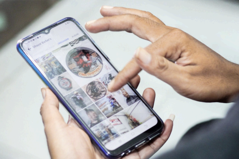 hand swiping handphone